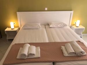 卡沃斯Kavos Central的一间卧室配有两张带毛巾的床