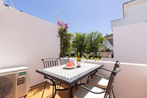 Estepona4 Bedroom Townhouse 200 meters from the Beach!的庭院内带桌椅的小阳台