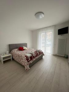 佩德蒙特Maison Merci的一间卧室配有一张床,铺有木地板