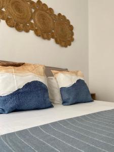 博罗尼亚Habitaciones Carmencita的床上有2个枕头