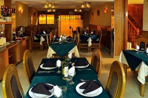 普诺Casona Plaza Balsa Inn的一间配备有桌椅及蓝桌布的用餐室