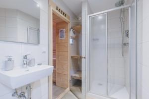滨湖采尔Chalet Badia by we rent, SUMMERCARD INCLUDED的带淋浴、盥洗盆和卫生间的浴室