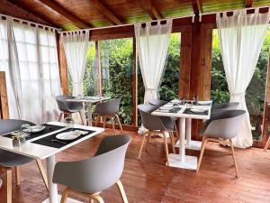 福斯迪诺沃Abitatt的用餐室设有桌椅和窗户。