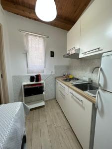 卡塔尼亚Cami s holidays home mare的厨房配有白色冰箱和水槽
