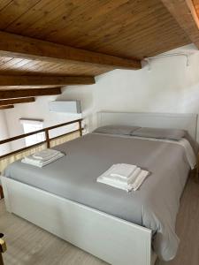 卡塔尼亚Cami s holidays home mare的木制天花板的白色床