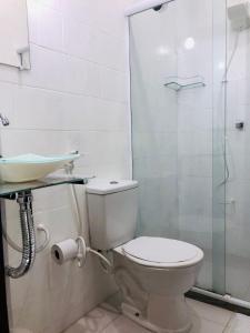 萨夸雷马Pousada Paraiso do Sol的浴室配有卫生间、盥洗盆和淋浴。