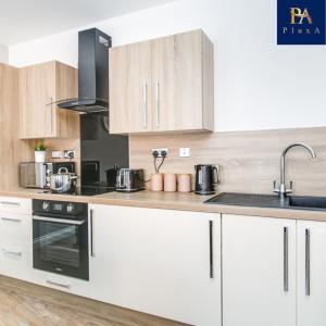 伯明翰Pluxa The Hideaway - Fully private serviced apartment & parking的厨房配有白色橱柜和炉灶烤箱。