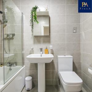 伯明翰Pluxa The Hideaway - Fully private serviced apartment & parking的一间带水槽、卫生间和淋浴的浴室