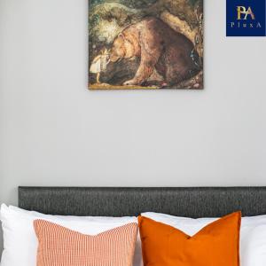 伯明翰Pluxa The Hideaway - Fully private serviced apartment & parking的床上方的熊画,上面有橙色枕头