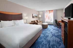 丹佛Fairfield Inn & Suites Denver Airport的酒店客房设有一张大床和一张书桌。