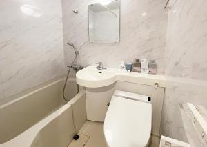 东京tani house的白色的浴室设有卫生间和水槽。