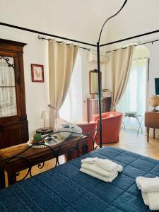 圣安吉罗山巴索加尔加诺别墅公寓的客厅配有蓝色的床和一张桌子