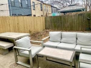 Crown Heights Charmer with private backyard access的休息区