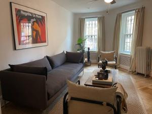 Crown Heights Charmer with private backyard access的休息区