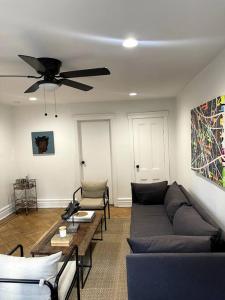 Crown Heights Charmer with private backyard access的休息区