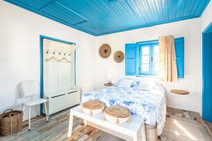 BunheiroBloomoon House的蓝色和白色的卧室,配有床和椅子