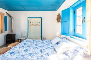 BunheiroBloomoon House的蓝色的卧室设有一张床和蓝色的天花板