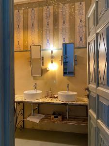 卡布拉斯Dimora Ferraris的浴室设有2个水槽和2面镜子