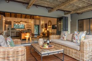 侯斯普瑞特Ukanyi Luxury Villa的客厅配有沙发、椅子和桌子