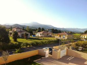 FolelliVilla Corse的享有山景。
