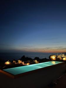 奥尔梅托阿巴特罗酒店的游泳池,晚上可欣赏到海景