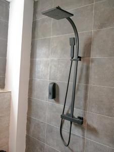 杜阿拉VOAK Home的浴室内配有淋浴和头顶淋浴