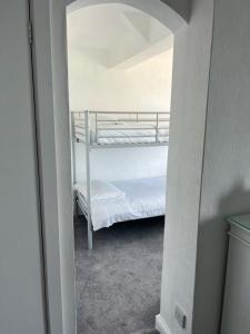 西卢港汉纳福尔波因特酒店的客房享有一张双层床的景致。