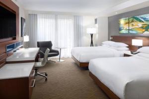 South Sioux CitySouth Sioux City Marriott Riverfront的酒店客房配有两张床和一张书桌