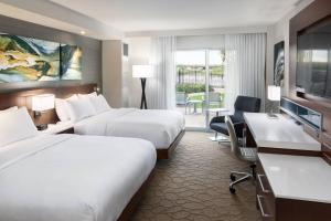 South Sioux CitySouth Sioux City Marriott Riverfront的酒店客房配有两张床和一张书桌