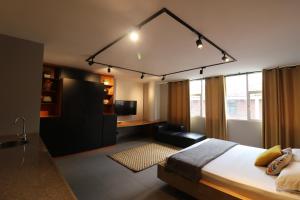 卡利554 Apartments的一间卧室设有一张床和一间客厅。
