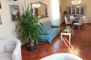 卢卡Casa Marcobando的客厅配有蓝色的沙发和桌子