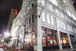 新奥尔良Q&C Hotel and Bar New Orleans, Autograph Collection的街道拐角处的建筑物