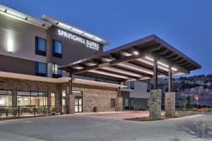 杜兰戈SpringHill Suites Durango的带有读麻雀山套房标志的建筑