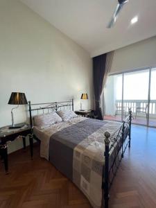 Bagan Jermal2Bedroom Seaview @ Straits Quay的一间卧室配有一张床、一张书桌和一个窗户。