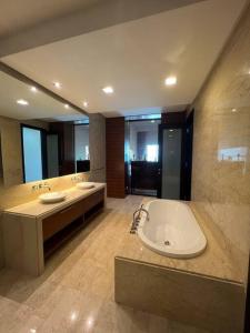Bagan Jermal2Bedroom Seaview @ Straits Quay的大型浴室设有两个盥洗盆和浴缸。