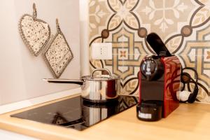 莫拉-迪巴里Nonna Vittoria Apartments的厨房柜台配有炉灶上的咖啡壶