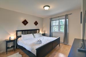 蒙特朗布朗The Golf & Mountain View Retreat by Instant Suites的一间卧室设有一张大床和一个窗户。