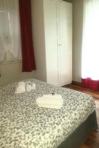 瓦尔迪耶里La Casaregina的一间卧室配有一张床,上面有两条毛巾