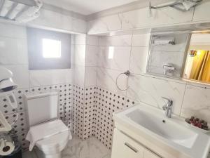 凯里尼亚SOFIA BOUTIQUE HOTEL的白色的浴室设有卫生间和水槽。