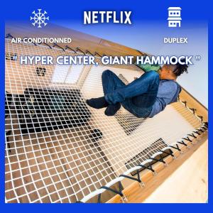 戛纳Duplex : Plage 300m, Clim, Netflix的躺在床上的网的人