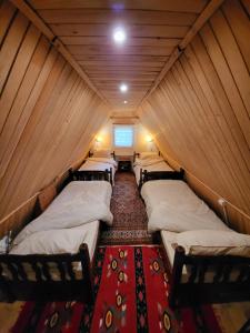 贝拉内Weekend house Lokve - Retro的红色地毯的房间的一组床位