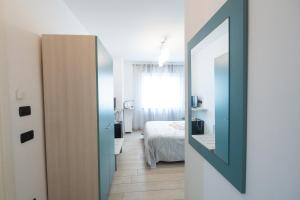 皮佐Appartamento Pettinato的一间卧室配有一张床和镜子