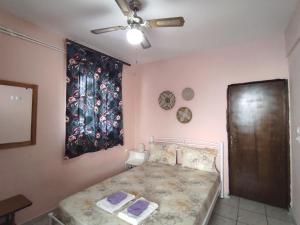 阿吉亚特拉萨Niki's house的卧室配有一张床,墙上挂有绘画作品