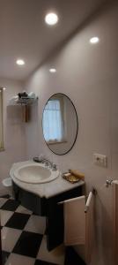 兰恰诺Hotel Excelsior的一间带水槽和镜子的浴室