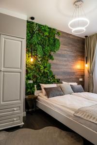 韦林格勒Какао Апартамент Велинград的一间卧室设有一张大床和绿色的墙壁
