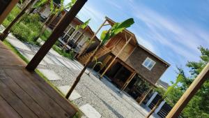 苏呼米Aqua Palm Resort的前面有一棵树的房子