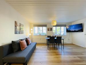 腓特烈港aday - Charming apartment in the pedestrian street of Frederikshavn的客厅配有沙发和桌子
