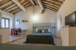 日科德尔格尔福迪艾斯A Casa Di Gaia的一间卧室配有一张床和一台平面电视