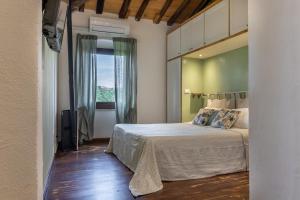 日科德尔格尔福迪艾斯A Casa Di Gaia的一间卧室设有一张床和一个窗口