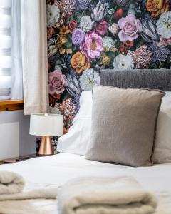 丁沃尔Aldo's Place的卧室的墙上装饰有花卉壁纸